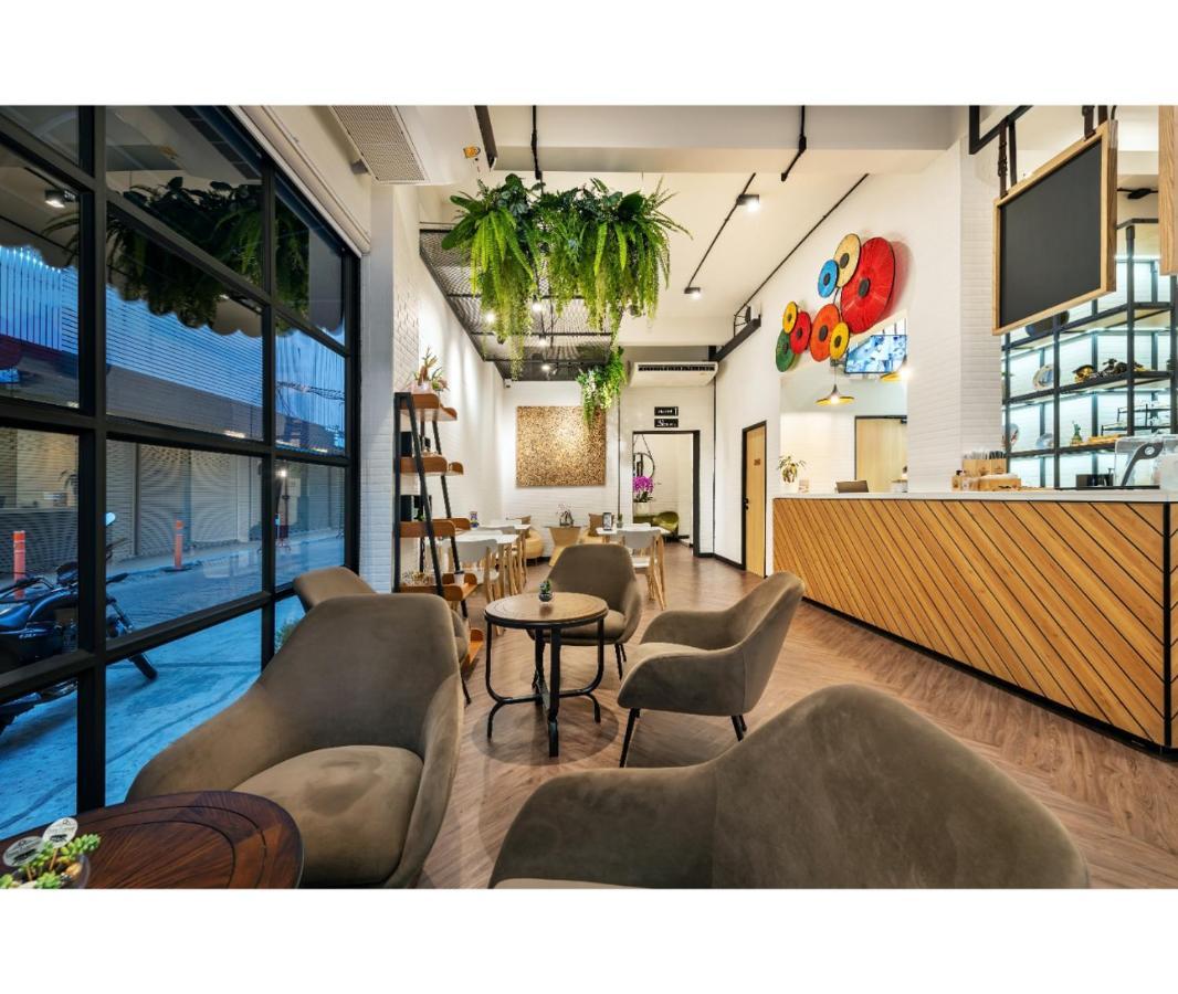 Siam Subway Hostel And Cafe Bangkok Exteriör bild