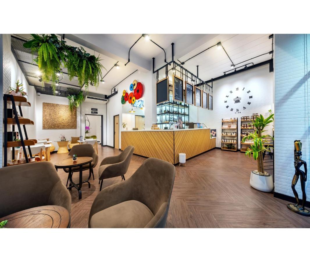 Siam Subway Hostel And Cafe Bangkok Exteriör bild
