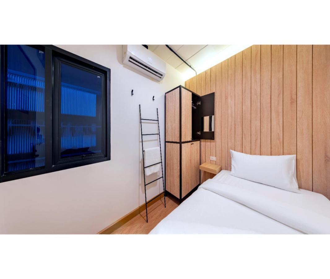 Siam Subway Hostel And Cafe Bangkok Exteriör bild
