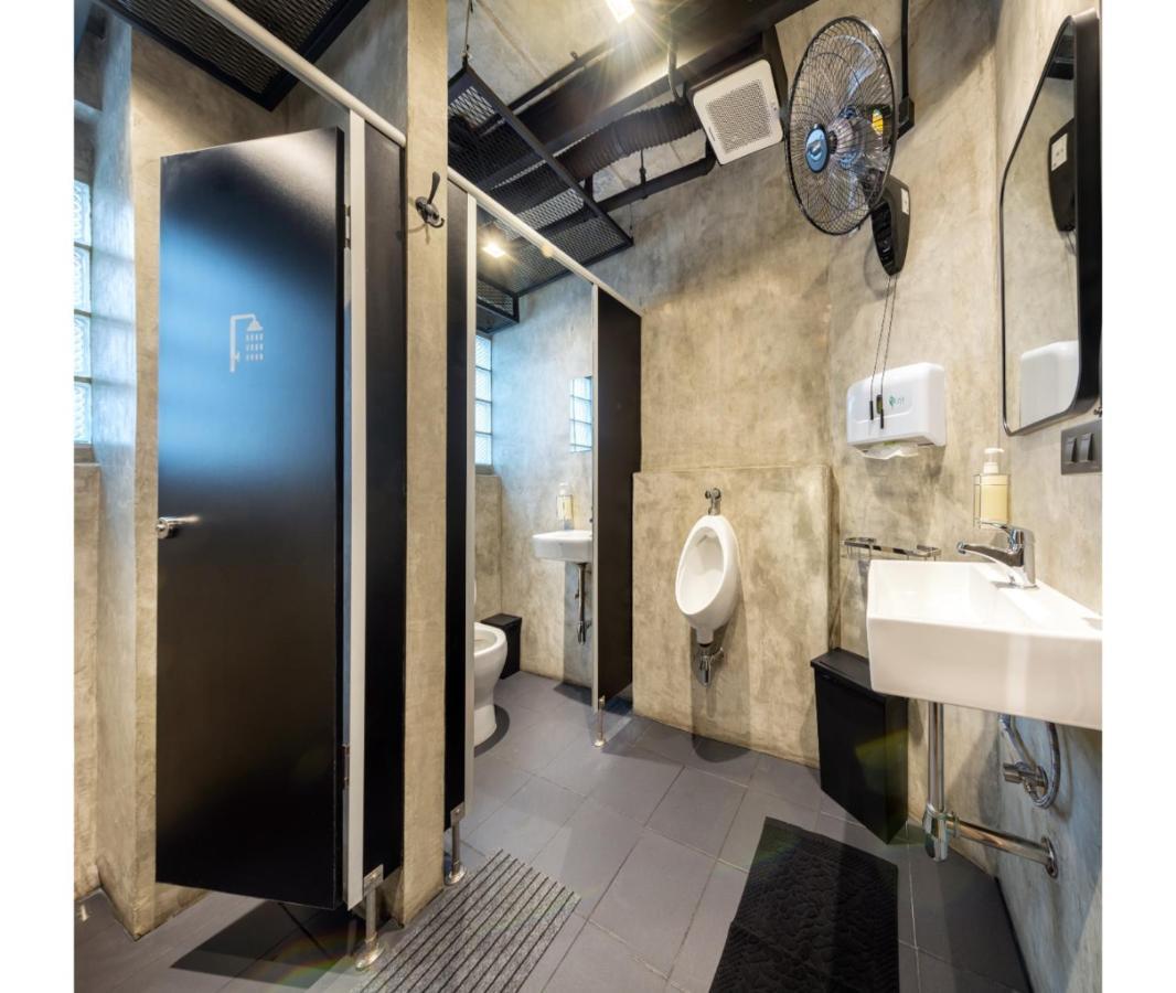 Siam Subway Hostel And Cafe Bangkok Exteriör bild